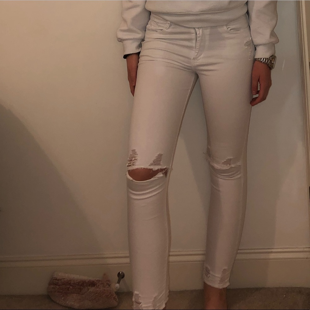 WHITE DISTRESSED JEANS